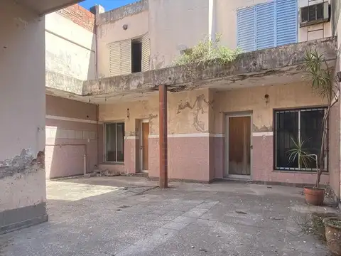 CASA A REFACCIONAR ZONA COMERCIAL