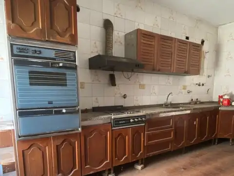 CASA A REFACCIONAR ZONA COMERCIAL