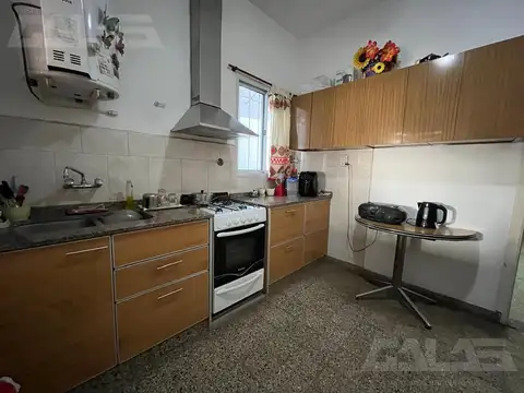 Casa 7 ambientes con 2 baños