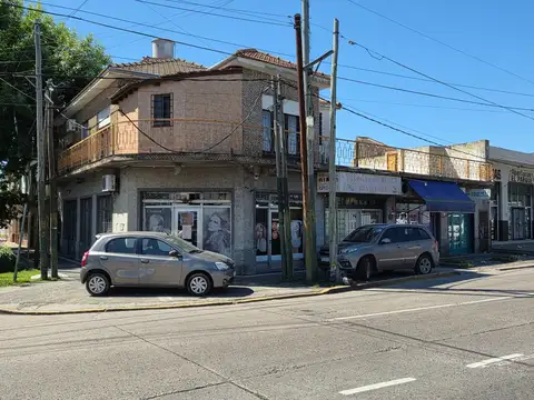 VENTA EN BLOCK (4 LOCALES + DEPTO 4 AMB C/COCHERA Y TERRAZA!
