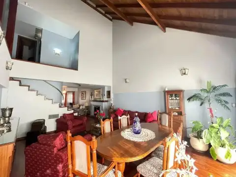 Casa en Venta con 3 cocheras