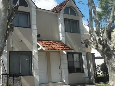 Duplex Impecable de 2 1/2 ambientes, parque y gran quincho.