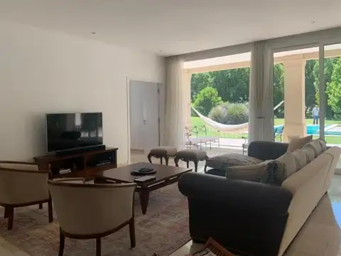 Casa 4 ambientes con 3 baños