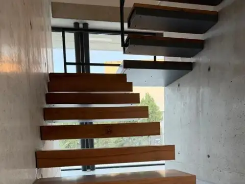 Casa en Alquiler con 3 cocheras