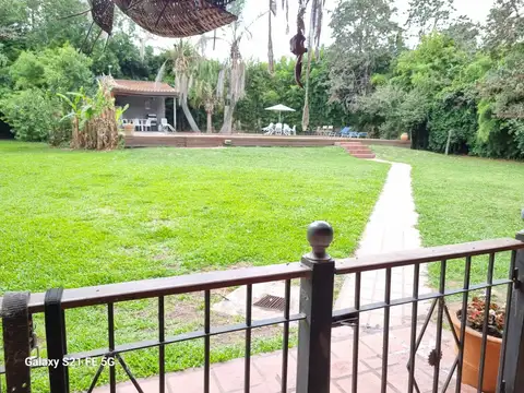 AMPLIA CASA SOBRE DOS LOTES DE40X60.