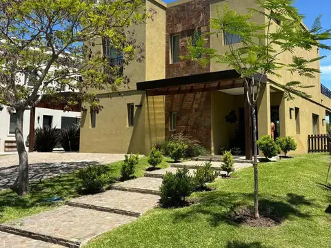 VENTA CASA 5 AMBIENTES  CASTAÑOS NORDELTA 3 SUITES