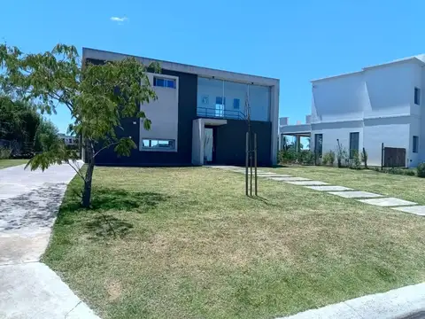 Casa en Venta con 5 cocheras