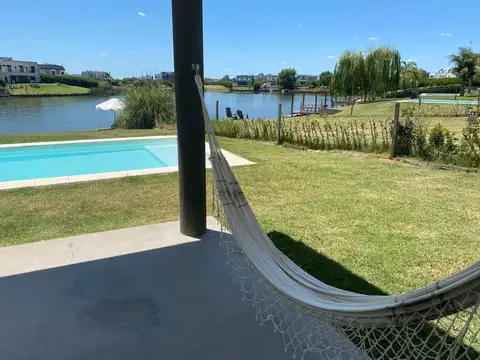 Casa al lago en San Sebastian, Area 5  / 3 dormitorios/ 193 m2 construidos