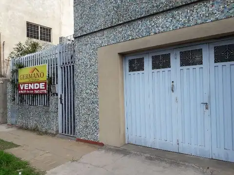 Casa 5 ambientes en 2 plantas.- Lote 10 mts x 25 mts