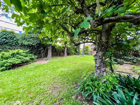 Casa 8 ambientes con 4 baños