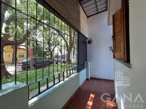 Venta Casa al frente en barrio Belgrano, Apto Credito 2 dormitorio con cochera y patio.