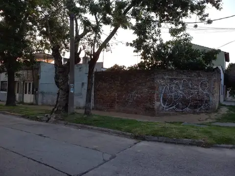 Casa vieja en esquina a Refaccionar