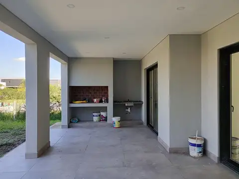 Casa 7 ambientes con 5 baños