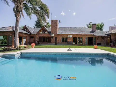 Casa en Alquiler con 2 cocheras