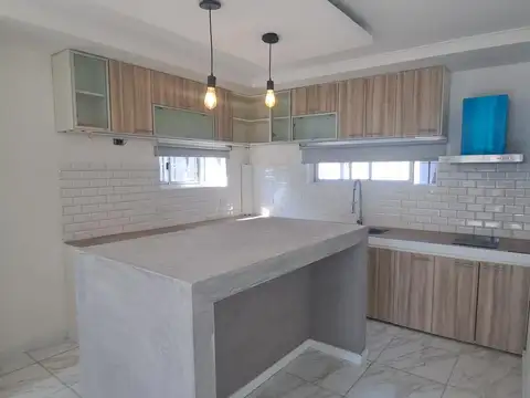 Casa 4 ambientes con 2 baños