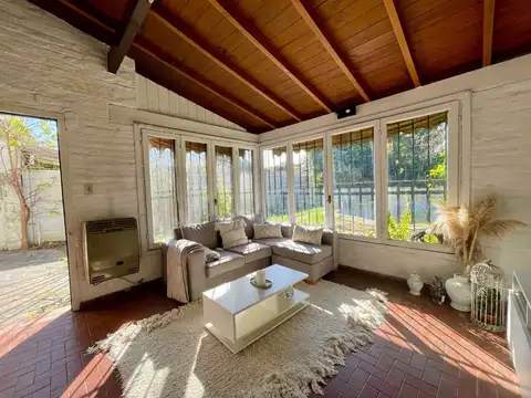 VENTA CASA 4 AMBIENTES CON PARQUE PILETA COCHERA