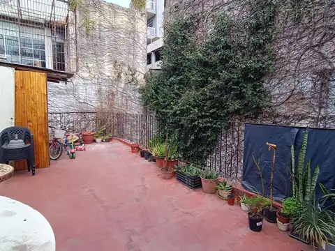 1° piso por escalera - Departamento 2 ambientes con patio/terraza