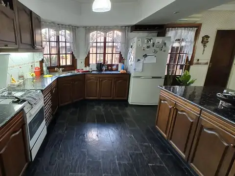 Casa en Venta con 4 cocheras