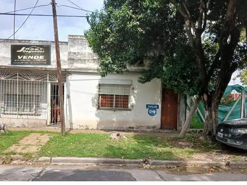 CASA EN LOTE ESQUINA DE 2 DORMITORIOS, COCINA COMEDOR, BAÑO, PATIO y FONDO.