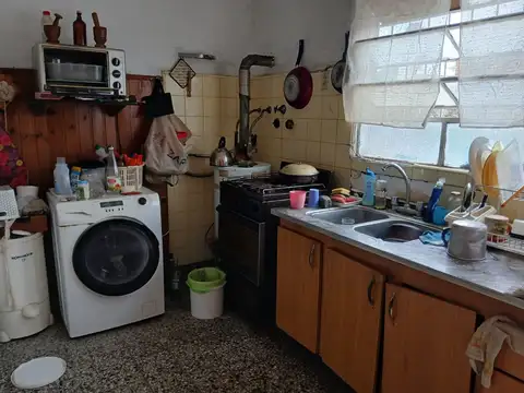 CASA EN LOTE ESQUINA DE 2 DORMITORIOS, COCINA COMEDOR, BAÑO, PATIO y FONDO.