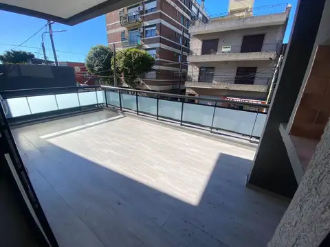 VENTA DEPARTAMENTO 2 AMBIENTES CON PATIO EN SANTOS LUGARES