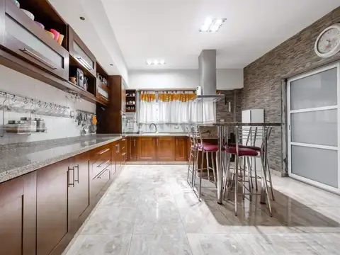 VENTA CASA 3 PISOS 6 AMB PARRILLA COCHERA TERRAZA