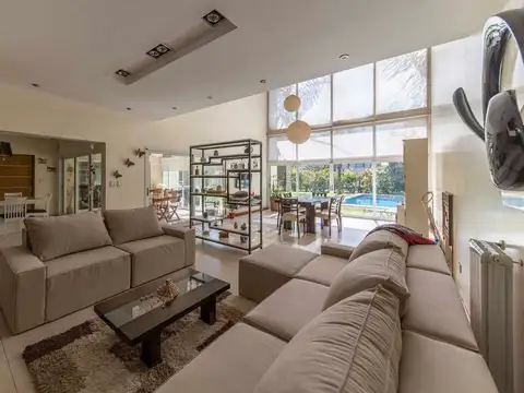 Casa en Venta con 3 cocheras