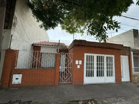 VENTA CASA 2 DORMITORIOS COCHERA Y PATIO