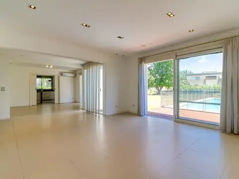 Casa 6 ambientes con 4 baños