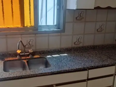 ESPACIOSA CASA ESQUINERA 2 DORMITORIOS A METROS DE OROÑO