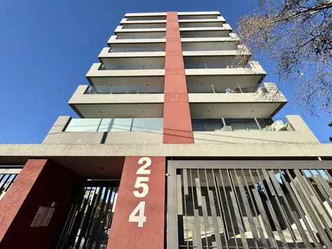 Departamento 2 ambientes con cochera en excelente ubicación.