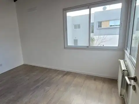 Casa en Alquiler con 2 cocheras