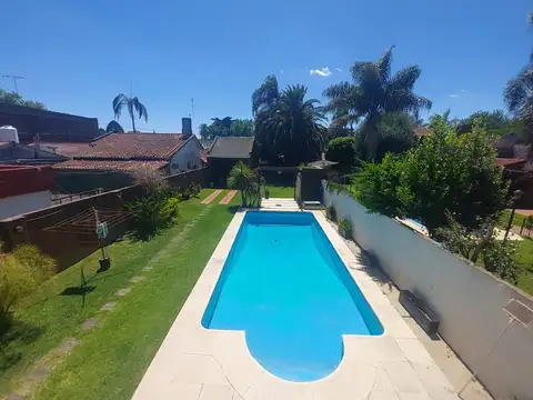 Importante casa en Merlo centro. Lote 430 m2. 3 dormit.  3 baños. Fondo c/piscina . Cochera cub.