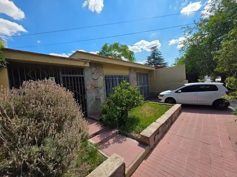 Venta de casa en Luzuriaga, Maipú. 5 ambientes.