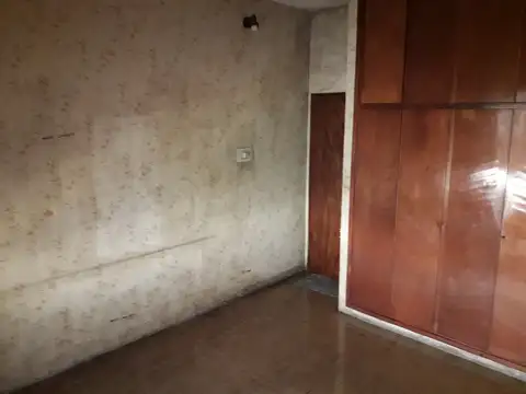 CASA 4 AMB. EN 2 PLANTAS CON LOCAL 50M2, GALPÓN 80M2, GARAGE PASANTE, PATIO Y TERRAZA