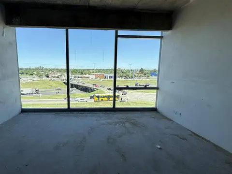 Oficina en alquiler en prestigioso edificio de categoría en la mejor ubicación de Pilar