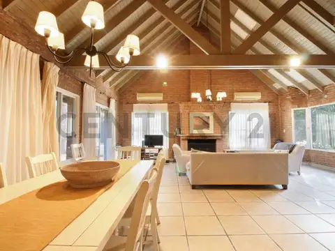 Hermoso Chalet amueblado sobre 2 lotes de 1420 m2 desarrollado en dos plantas, muy luminoso. P...