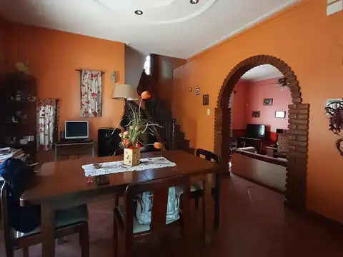 Casa 5 ambientes con 2 baños