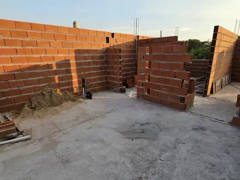 Casa de dos dormitorios en obra, sobre terreno de 308 m2