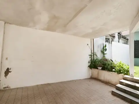 Casa 8 ambientes con 3 baños