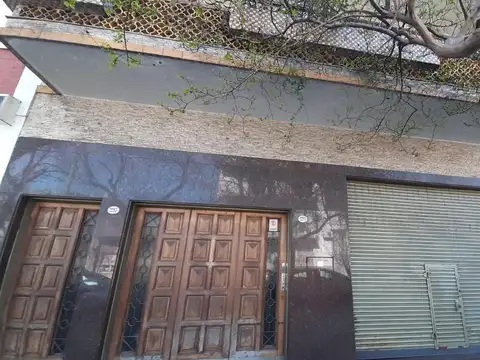 Casa en venta - 2 Dormitorios 2 Baños - 189mts2 - Flores