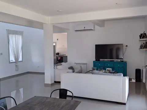 MODERNA CASA EN VENTA BARRIO LOS TRONCOS