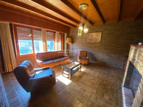 EXCELENTE CASA DE 6 AMBIENTES CON COCHERA DOBLE