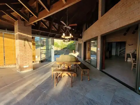 Casa en Venta con 3 cocheras