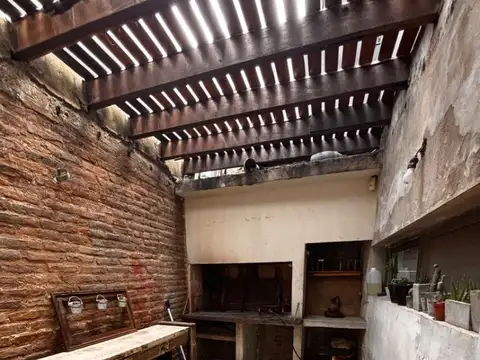 CASA 3 DORMITORIOS PATIO Y COCHERA