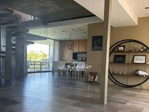 Casa en Venta con 2 cocheras