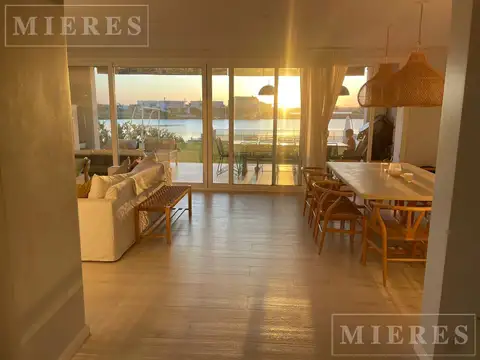 Casa en Venta con 5 cocheras
