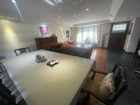 Hermoso Chalet en Barrio Parque en 3 plantas de 6 ambientes