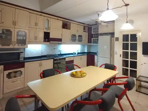 TRIPLEX DE 3 AMBIENTE  CON ESCRITORIO ,MUY BUENA UBICACIÓN