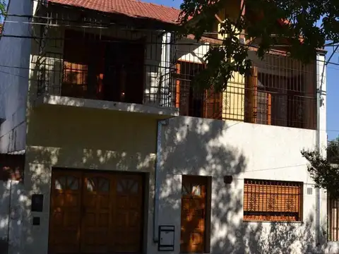 Se vende Casa 3 Dorm.  c/Patio Verde y Cochera . Barrio Belgrano